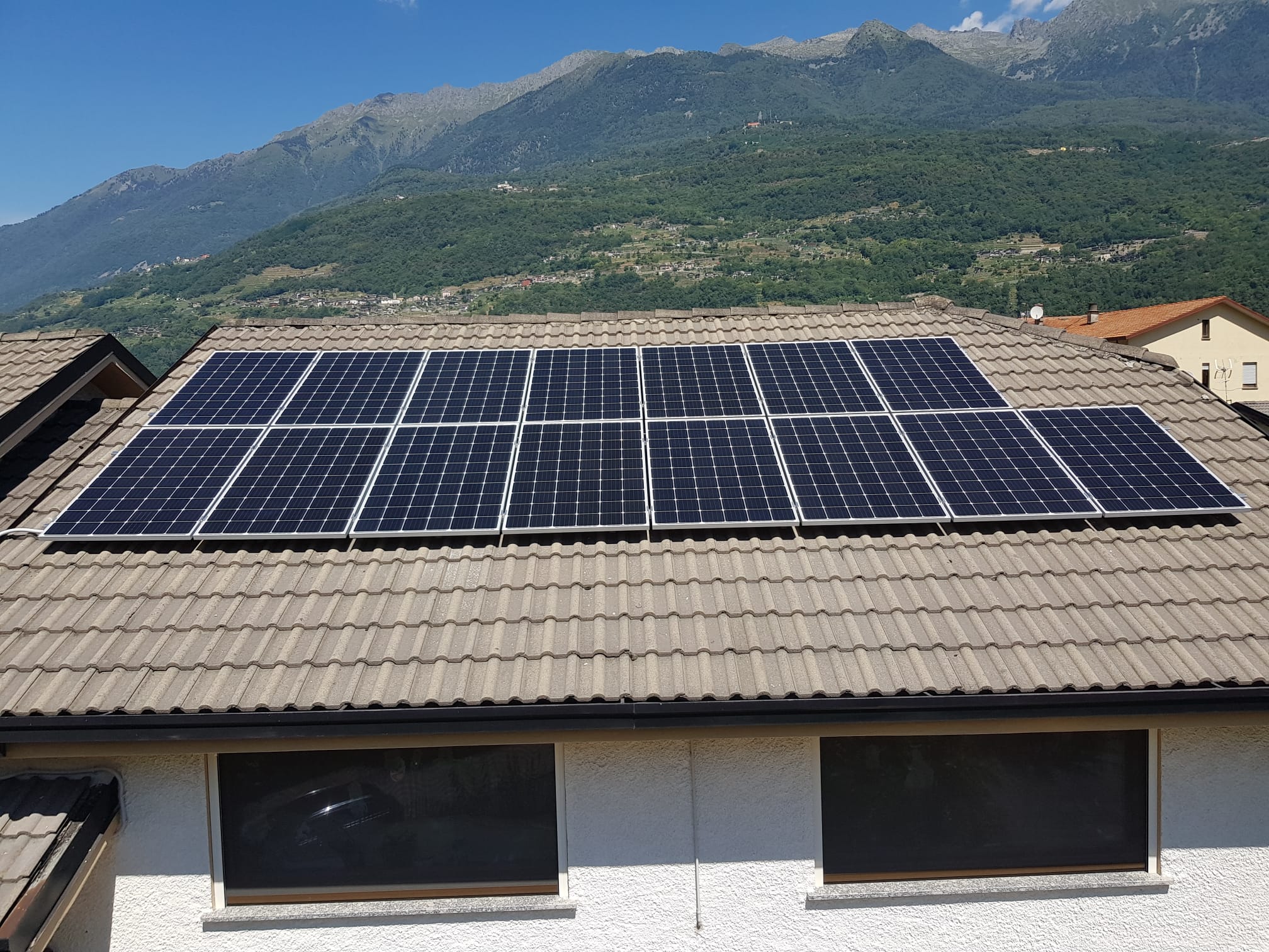Pannelli fotovoltaici installati su un tetto