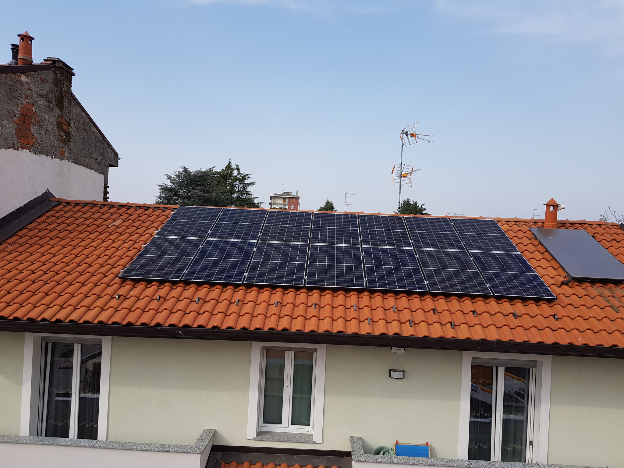 Moduli sulla falda della casa